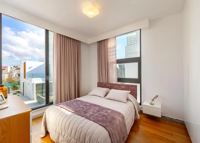 Villa Laurus 6, Walking Distance To The Beach